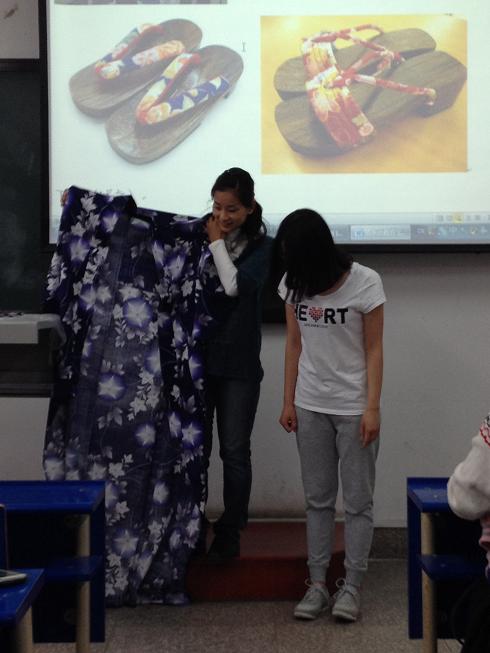 帮助学生试穿和服