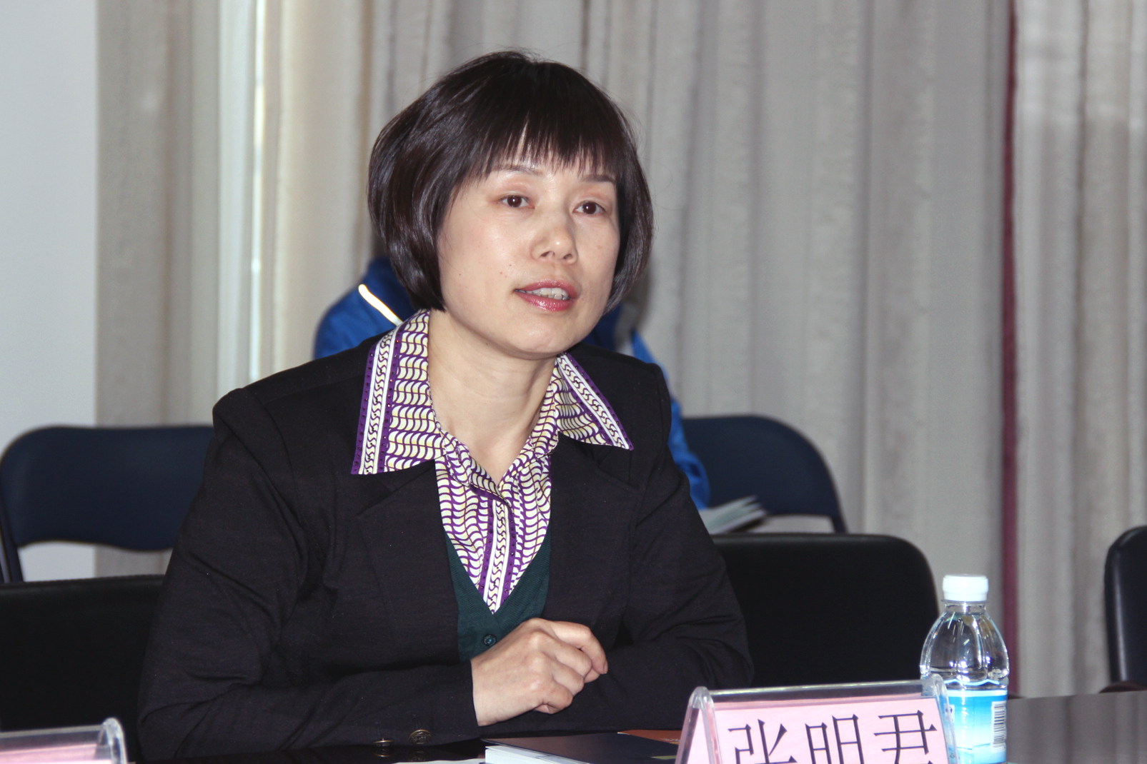 张明君副院长对向客人介绍情况