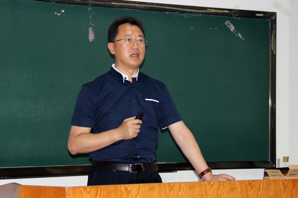 a片
党委书记郭玉铸同志担任主讲