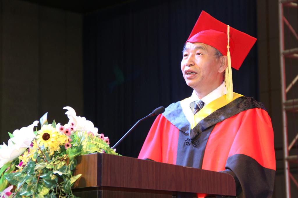 匡国柱院长对毕业生提出殷切希望