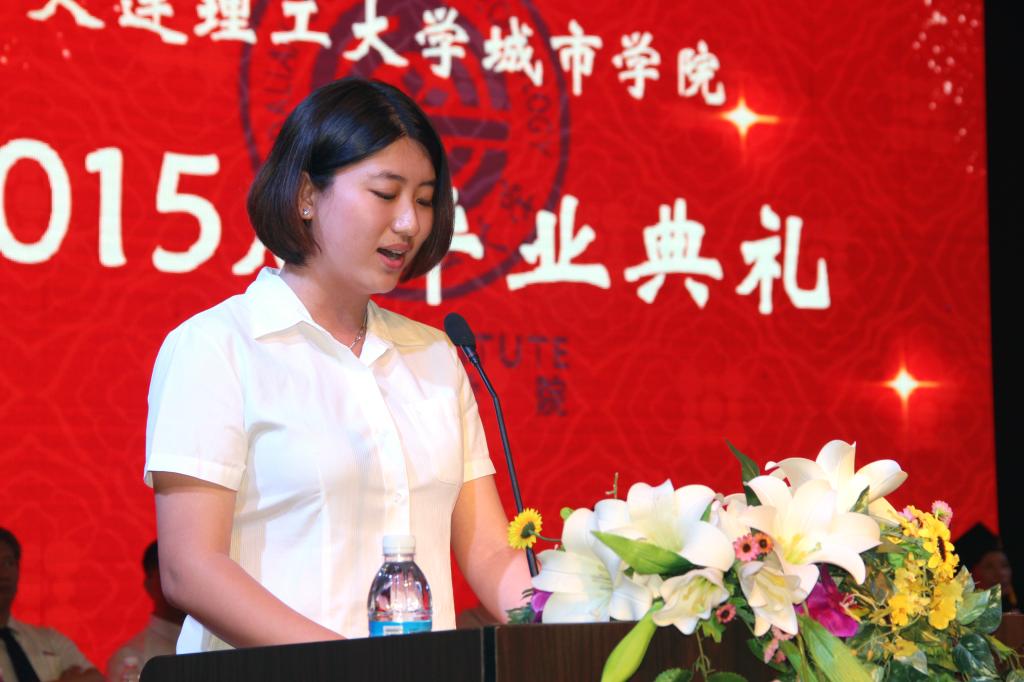 在校生代表贾柠语发言