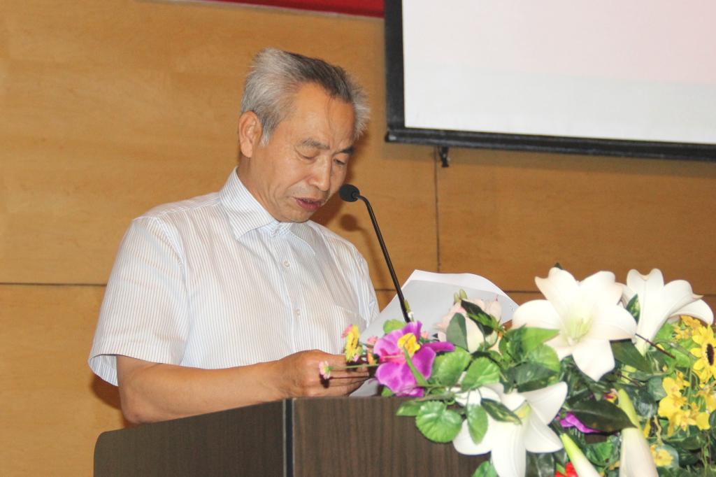 匡国柱院长宣读党委文件和获奖支部、获奖个人名单