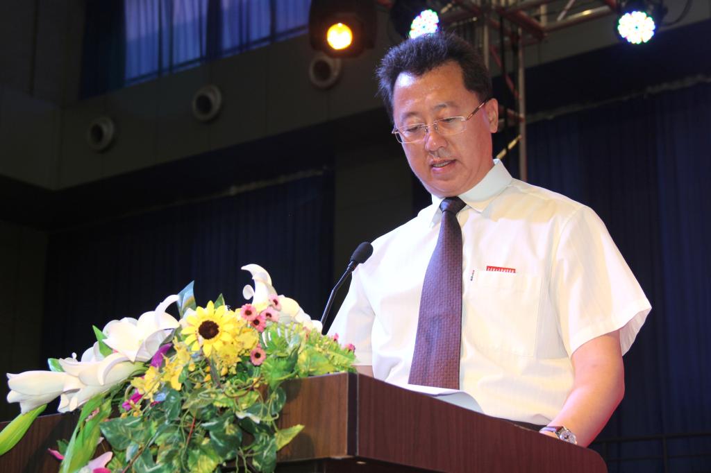 郭玉铸书记宣读优秀毕业生名单