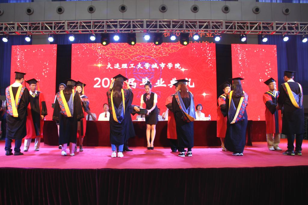 匡国柱院长及分院院长向毕业生颁发学位证书