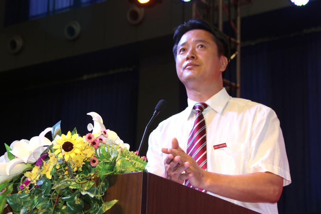 杨斌副院长主持毕业典礼