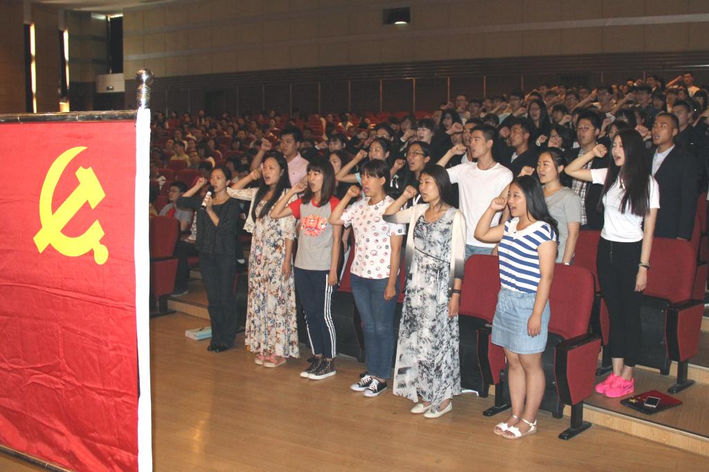 100名新党员庄严宣誓