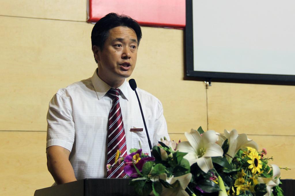 杨斌副院长主持大会