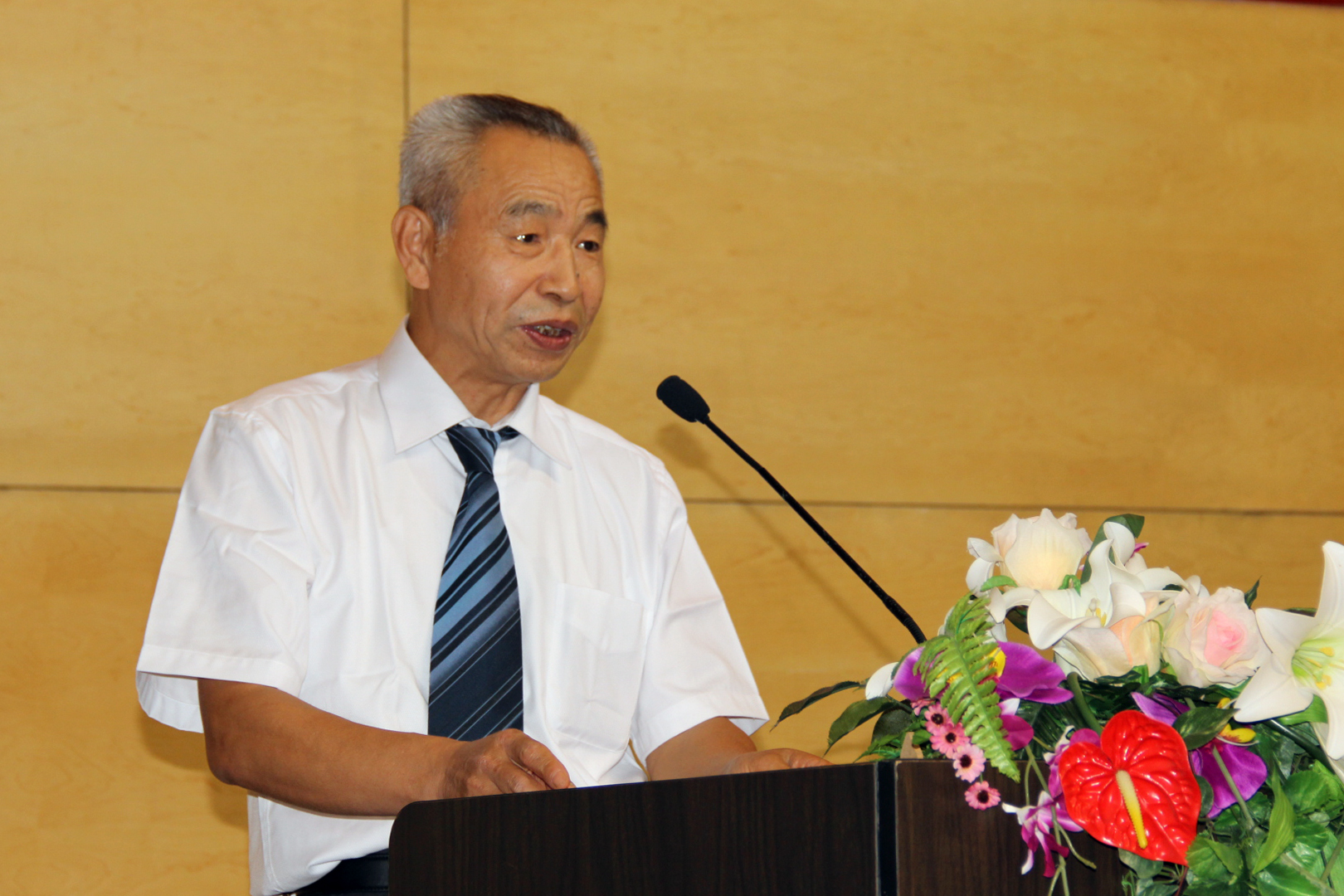 匡国柱院长宣读获奖名单