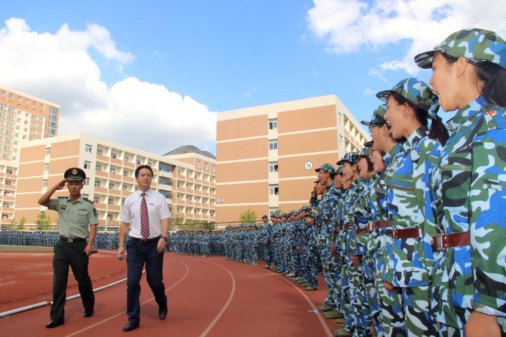 军训总指挥杨斌副院长检阅军训队伍