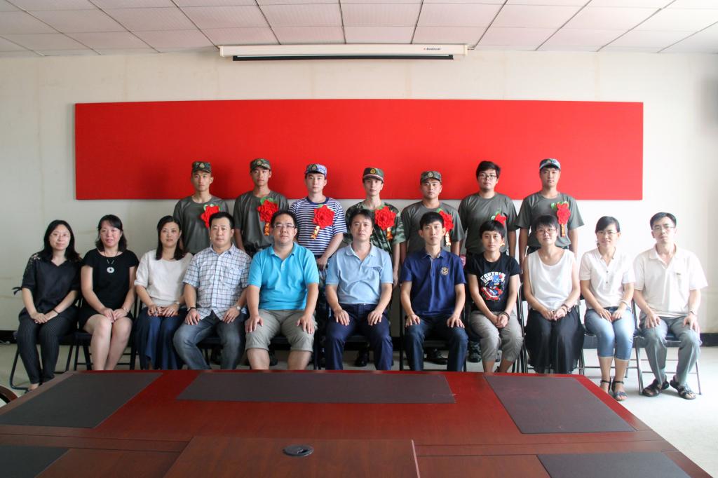 与会老师与入伍新兵合影留念