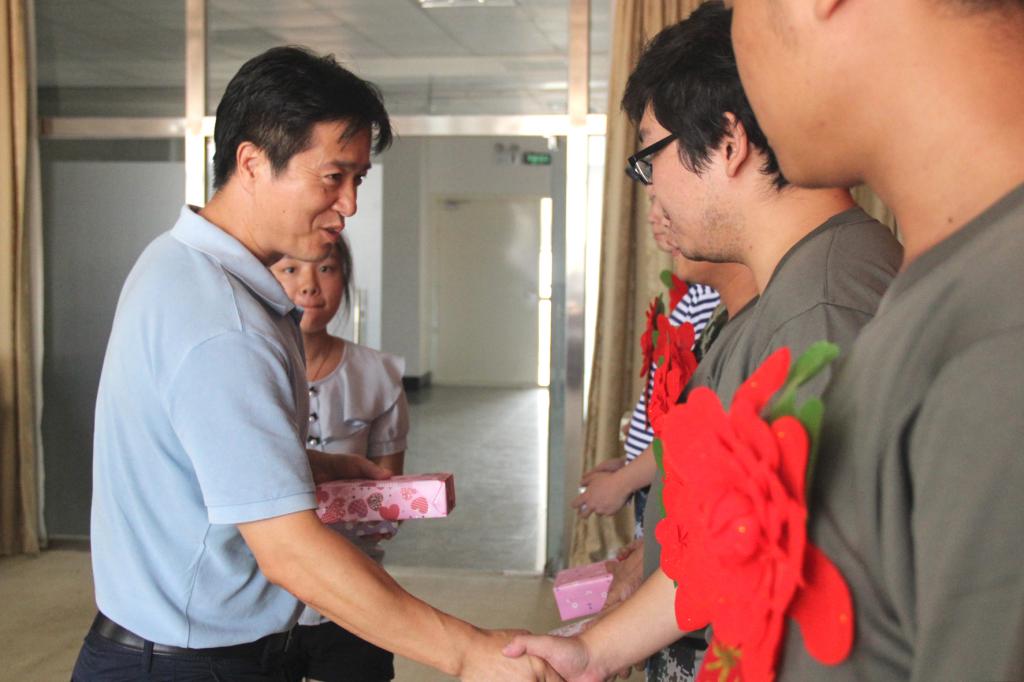 杨斌副院长代表a片
向新兵赠送纪念品