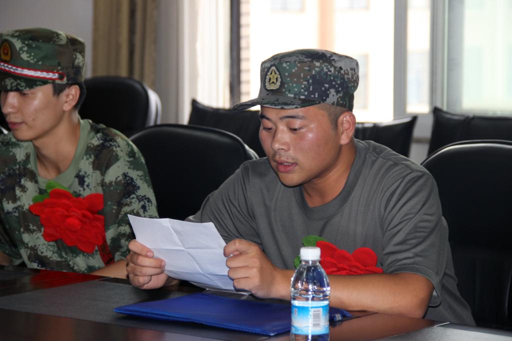 李宇同学代表新兵发言