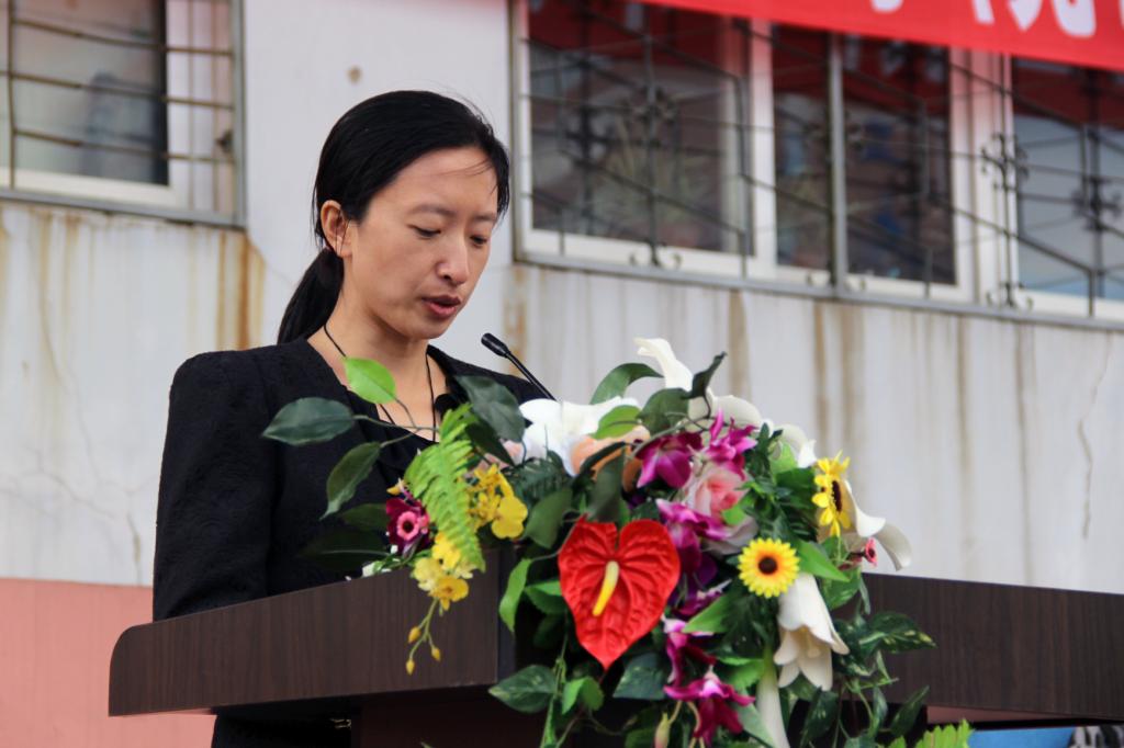 党群工作部主任赵姝婕主持大会