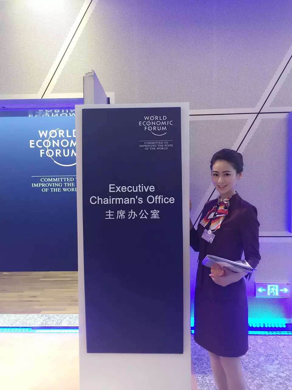 我院志愿者在服务中