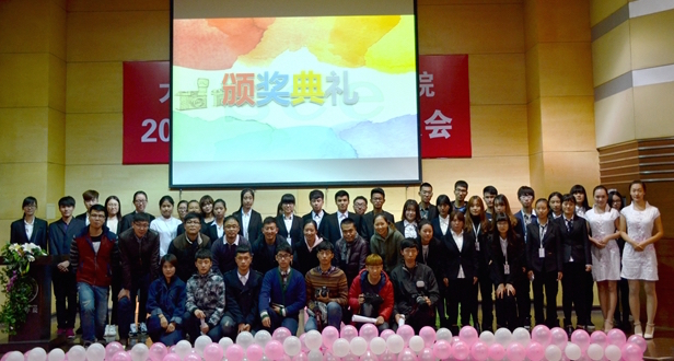 选手于老师合影留念