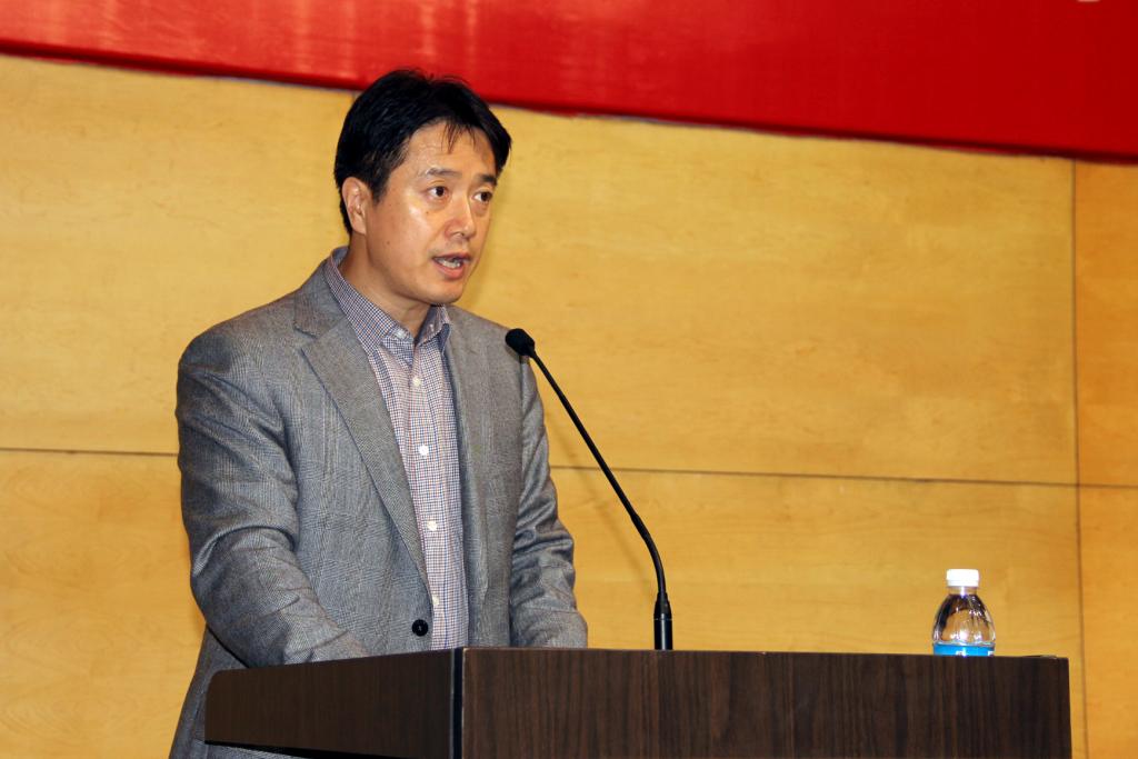 杨斌副院长宣读a片
决定和获奖集体及获奖个人名单