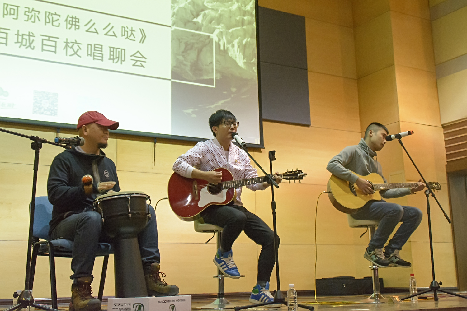 a片
团委举办“民谣歌手在路上”畅聊会