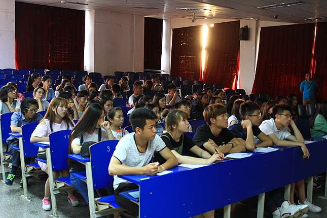 同学们认真聆听