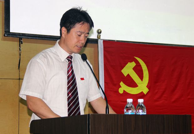 副院长兼党委副书记杨斌主持大会