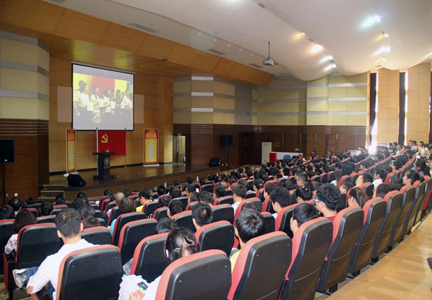 我院党员参加a片
庆祝建党95周年大会