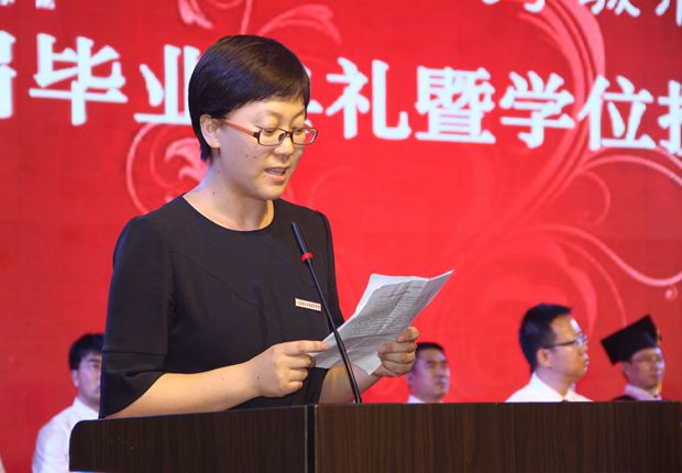 教师代表何亭发言