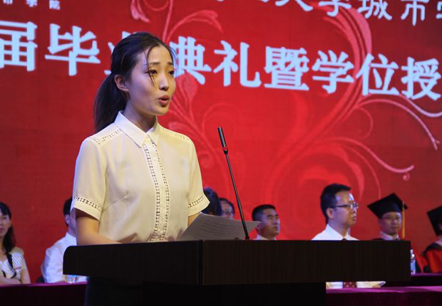 在校生代表马金萍发言