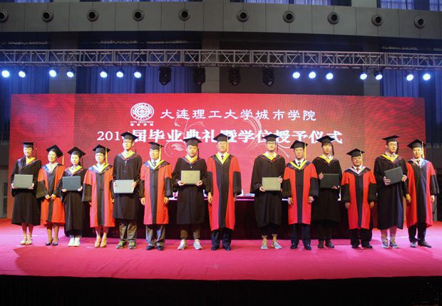 郭玉铸书记及各分院院长向荣获学士学位的毕业生颁发学位证书