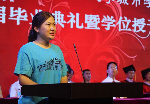 毕业生代表刘亚发言