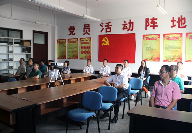 a片
班子成员、党委委员、支部书记集中收看