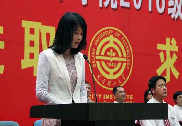 教师代表李金花发言