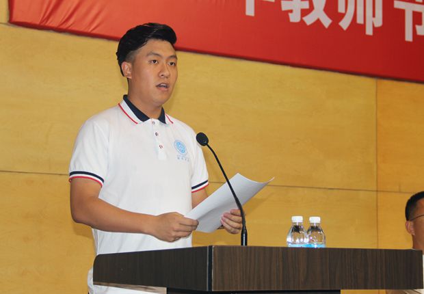 学生代表王泽鸿发言