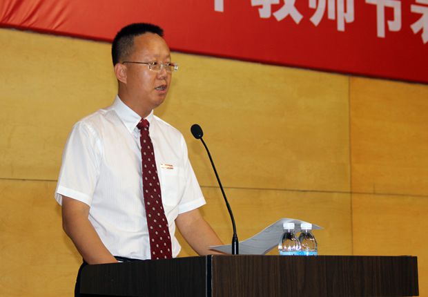 沈海龙副院长主持大会