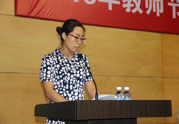 教师代表梅彦平发言