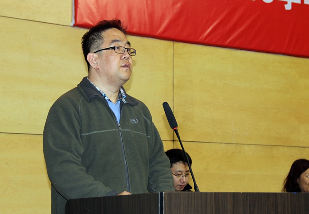 学生工作部主任孙云海主持大会