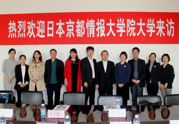 双方人员合影留念