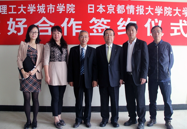 双方人员合影留念