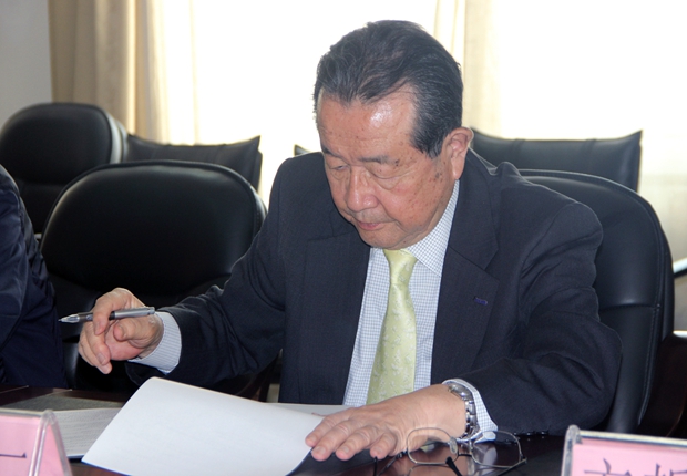 寺下阳一副校长在协议书上签字