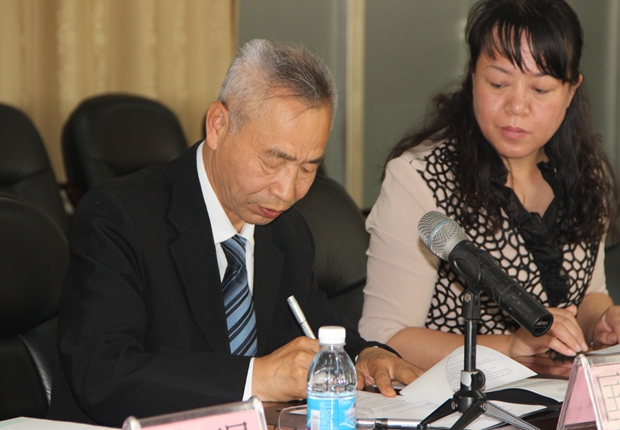 匡国柱院长在协议书上签字