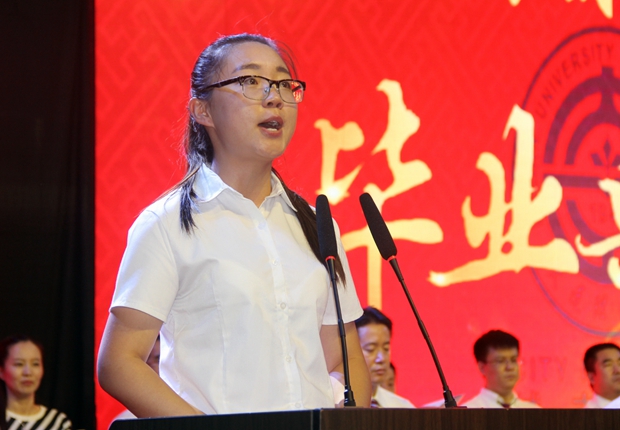 毕业生代表王越发言