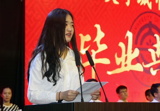 在校生代表孙钦雪发言