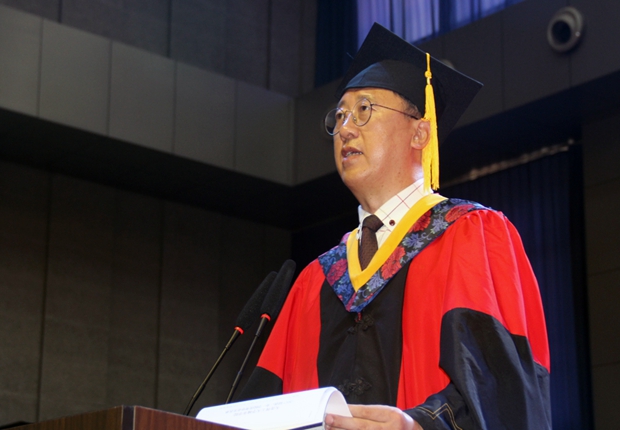 郭玉铸书记宣读优秀毕业生名单