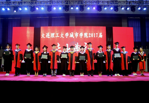 毕业生代表获颁学位证书