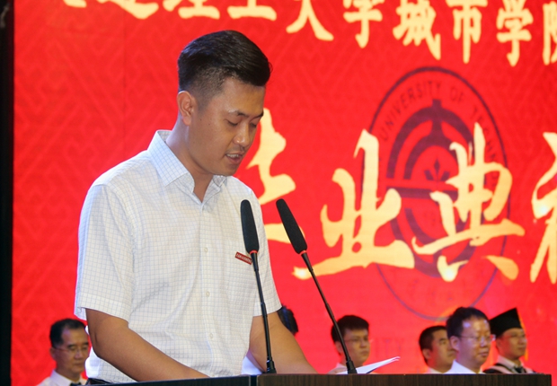 教师代表马明舟发言