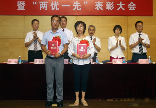 优秀党务工作者受到表彰