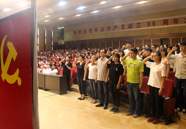 赵姝婕主任带领新党员在党旗下庄严宣誓