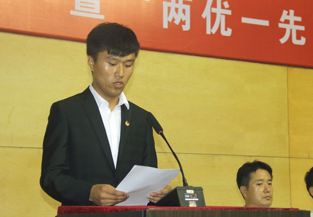 入党积极分子代表张永飞发言