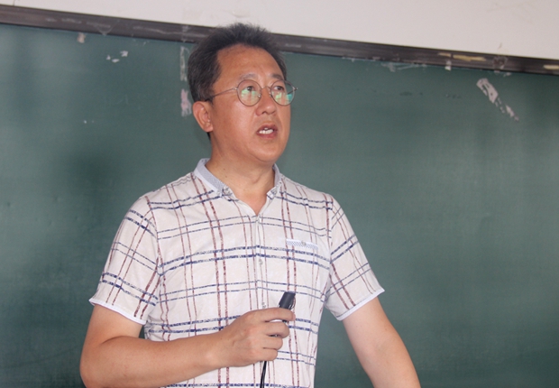 党委书记郭玉铸担任主讲