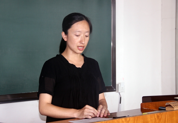 党群工作部主任赵姝婕主持党课