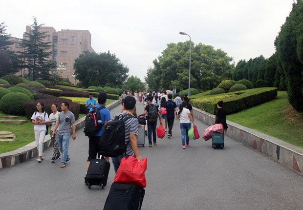 来来往往的新生及亲友