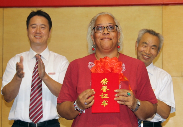 优秀外籍教师领奖